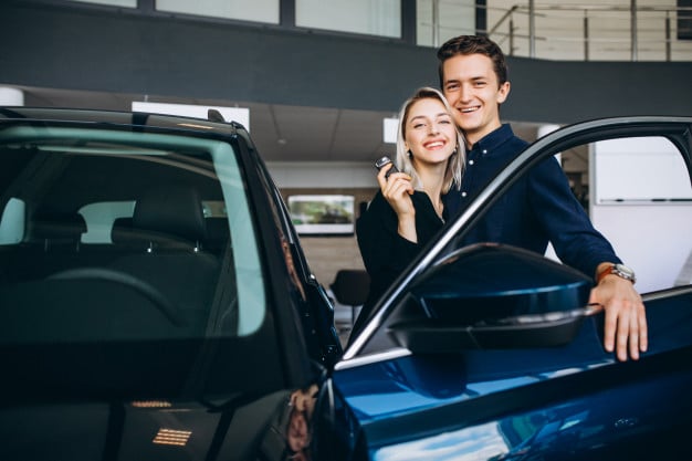 Imagem mostra casal sorrindo após vender carro em São José