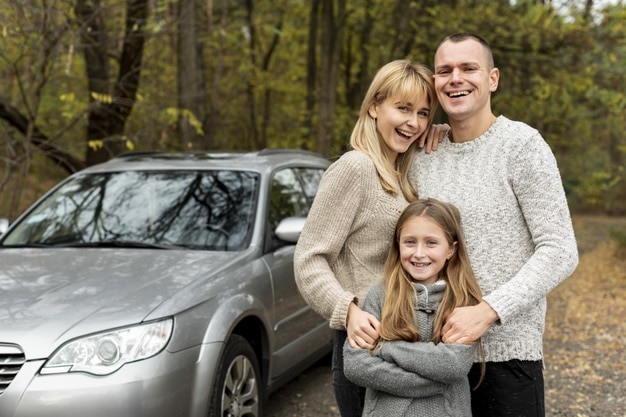 Imagem tem família feliz depois de comprar carros seminovos em Florianópolis