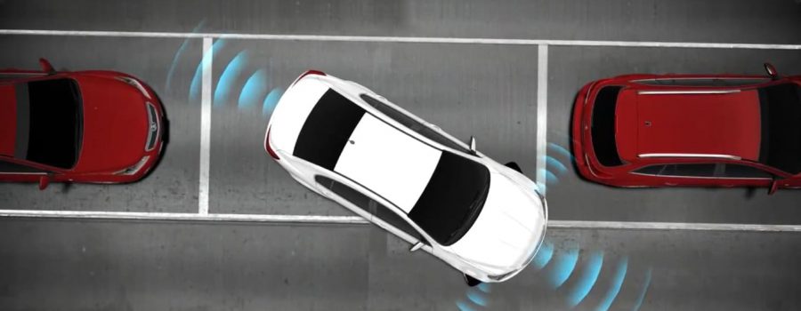 Imagem mostra carro usando um sensor de estacionamento