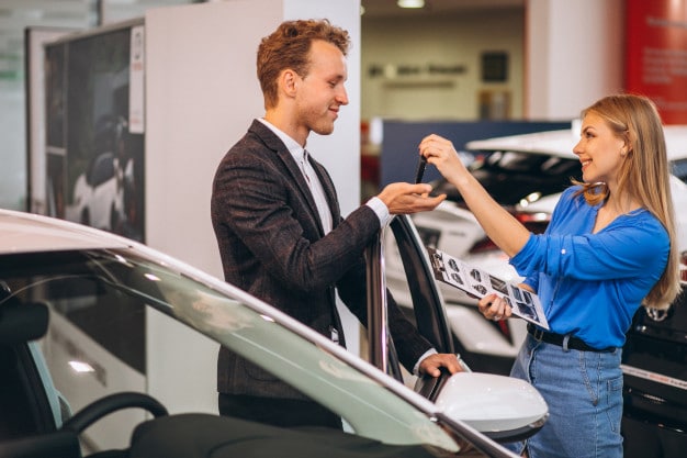 Imagem mostra jovem decidindo que vale a pena comprar carro