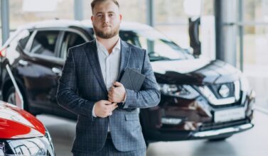 Imagem mostra vendedor pronto para ajudar cliente a comprar carro mais barato