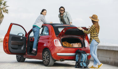 Imagem mostra pessoas em um dos carros com maiores porta-malas